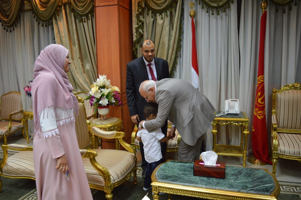 محافظ بورسعيد يكرم شاب كفيف لحصوله على الماجستير (3)