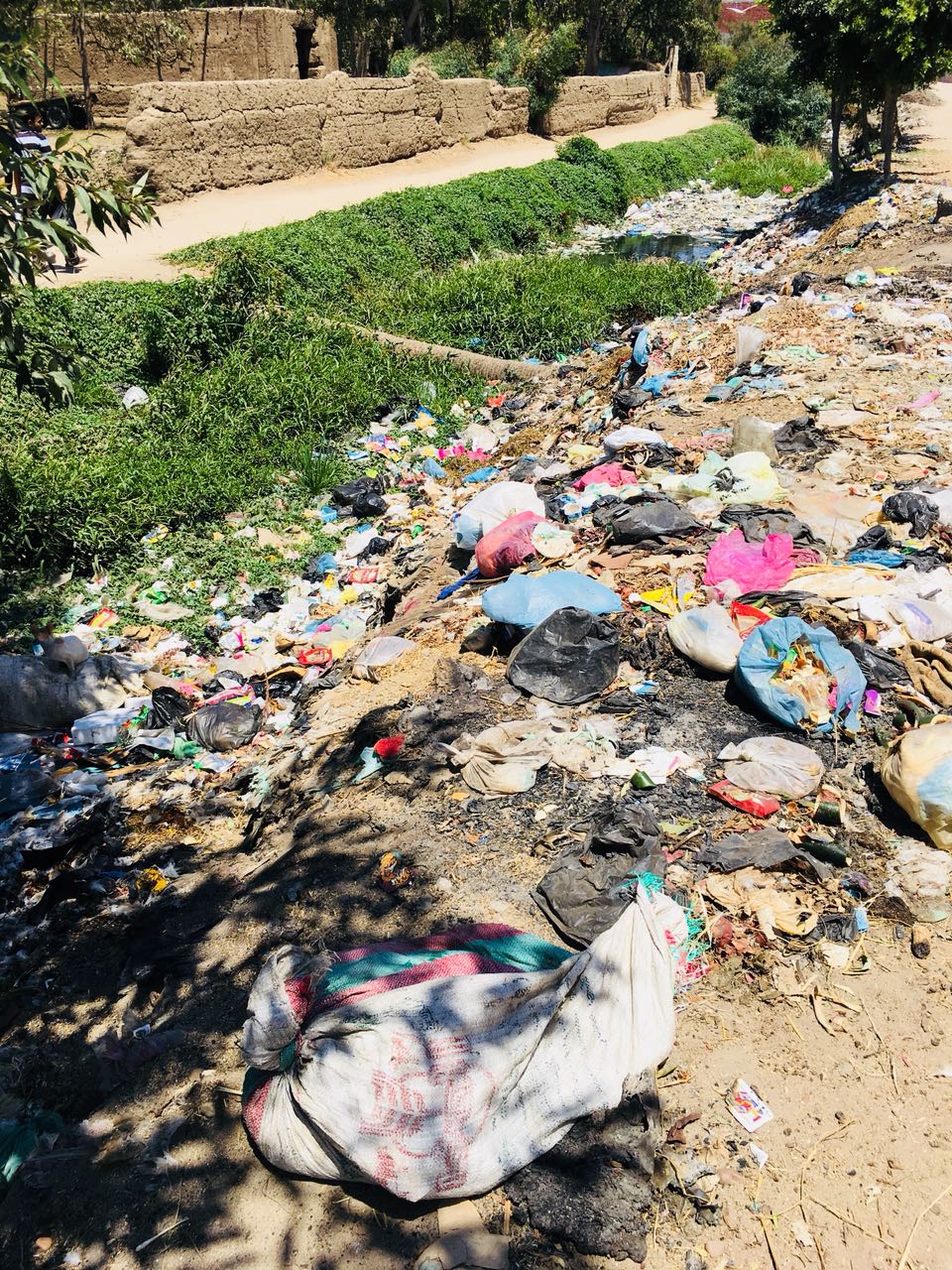 القمامة فى ترعة قرية أكياد