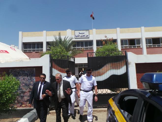 محافظ جنوب سيناء ووكيل وزارة التربية والتعليم أمام مدرسة جيل أكتوبر الثانوية 