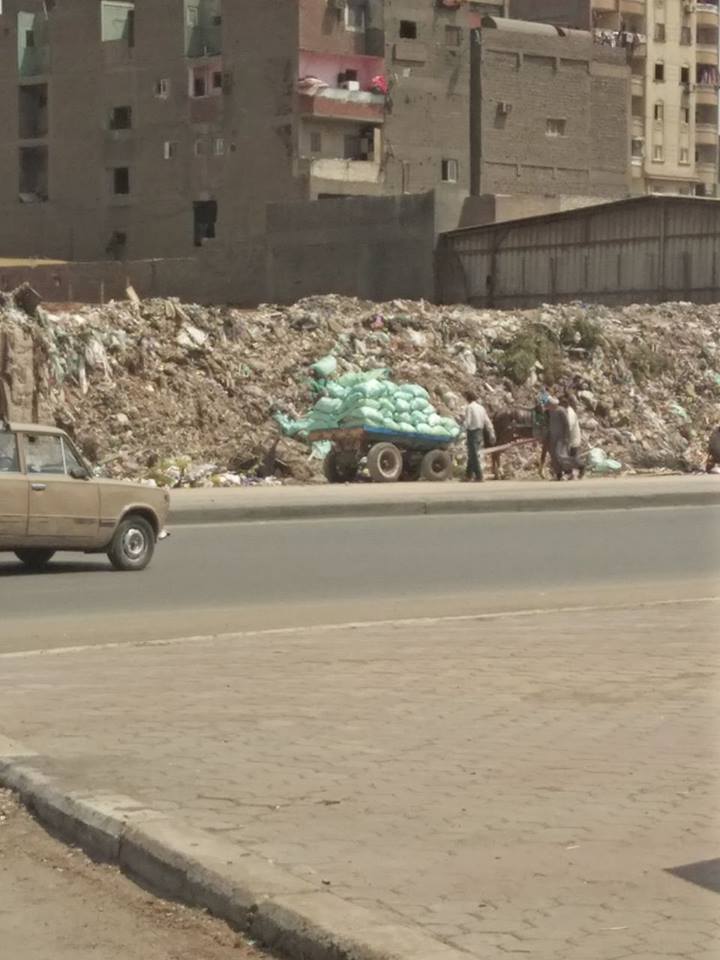 تلال القمامة أمام المساكن