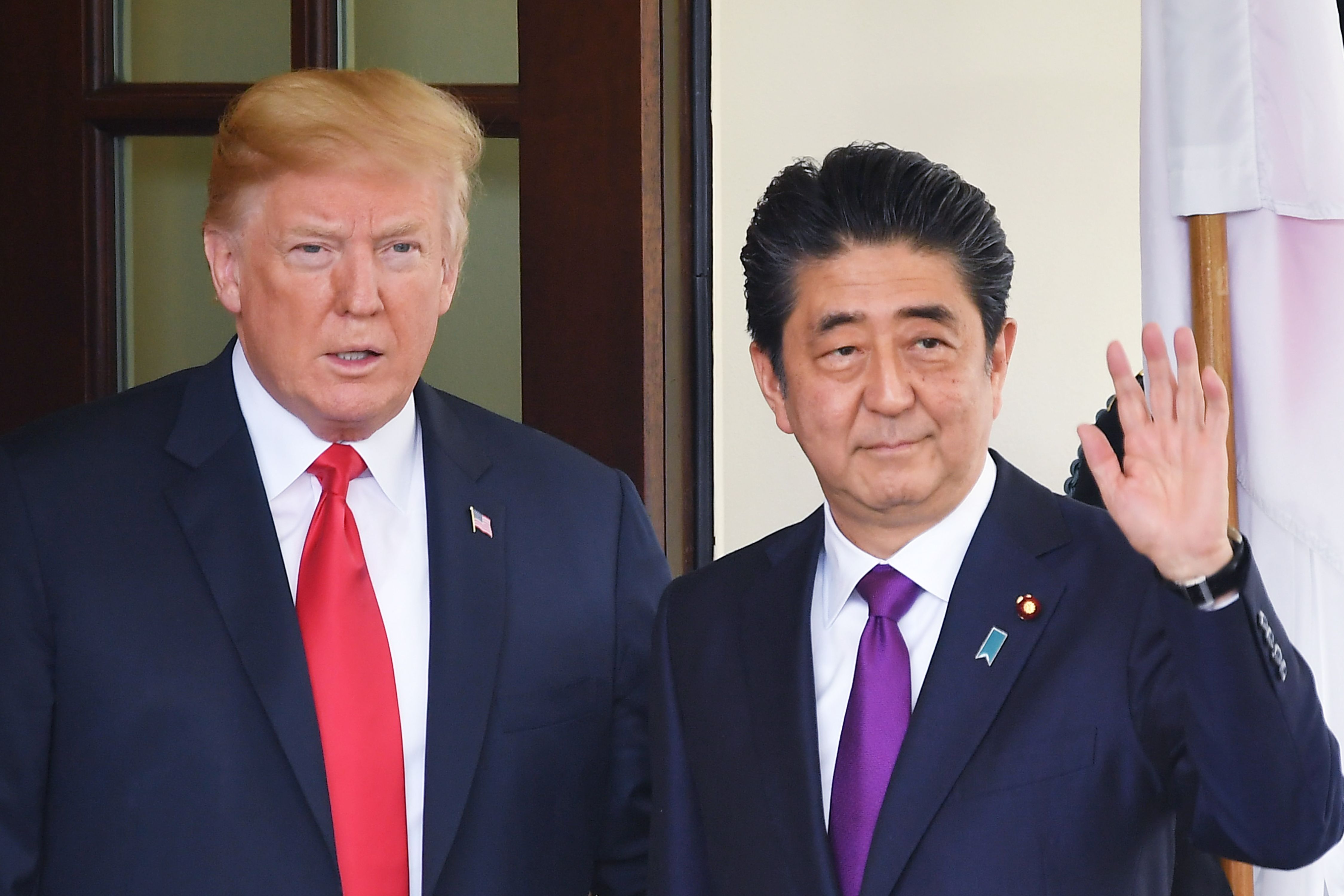 ترامب يستقبل رئيس الوزراء الياباني