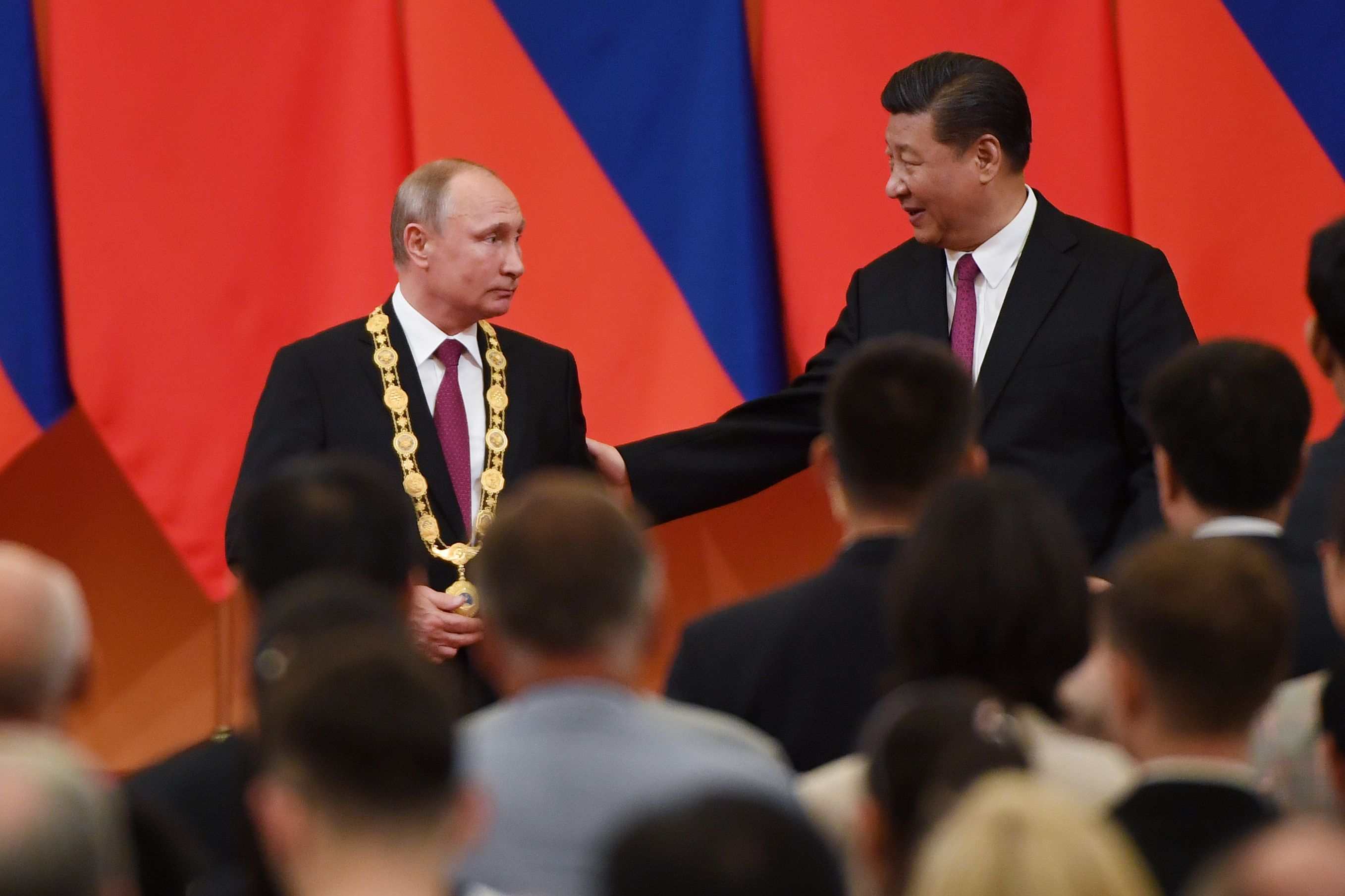 الرئيس الصينى يعطى بوتين ميدالية الصداقة