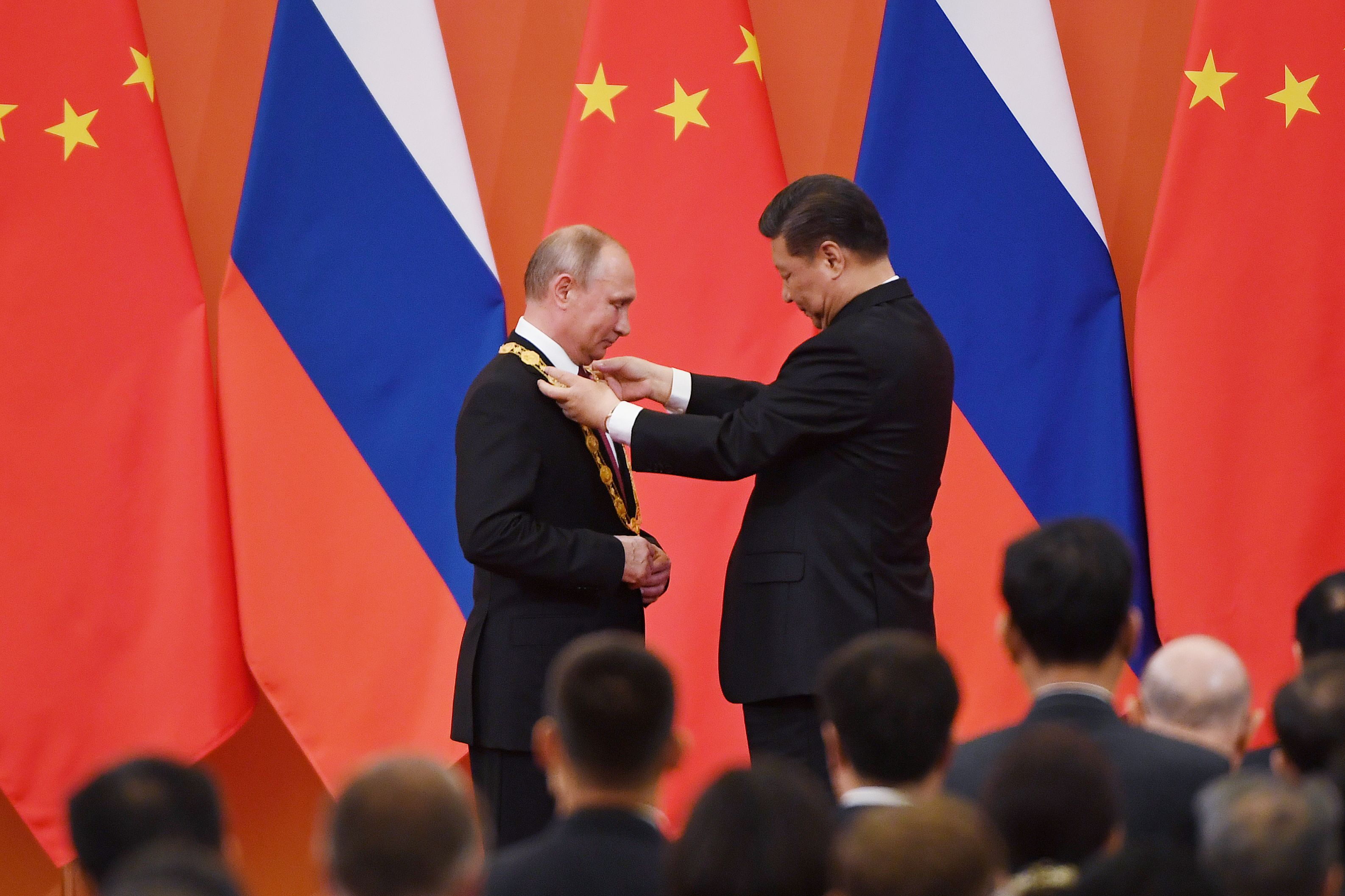 تقليد الرئيس الصينى ميدالية الصداقة لبوتين