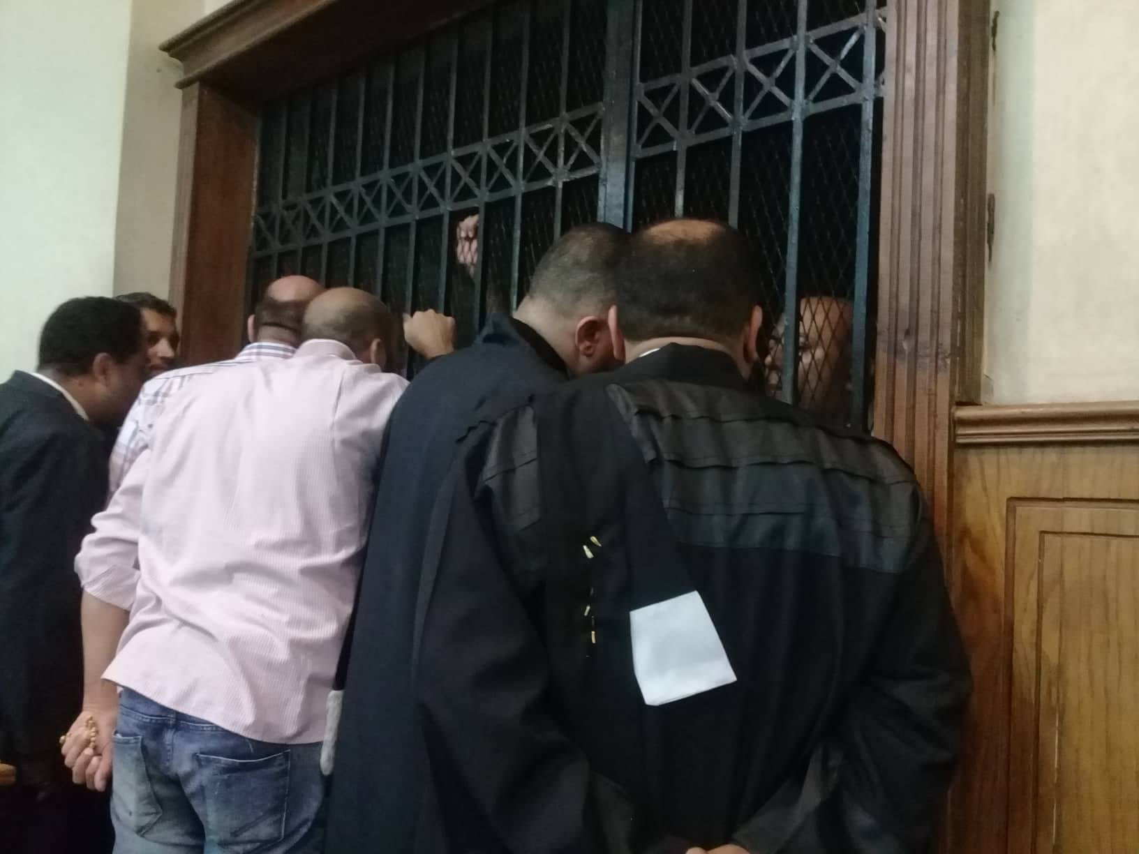 محافظ المنوفية المتهم داخل القفض ويتحدث مع محاميه محافظ المنوفية المتهم داخل القفض ويتحدث مع محاميه
