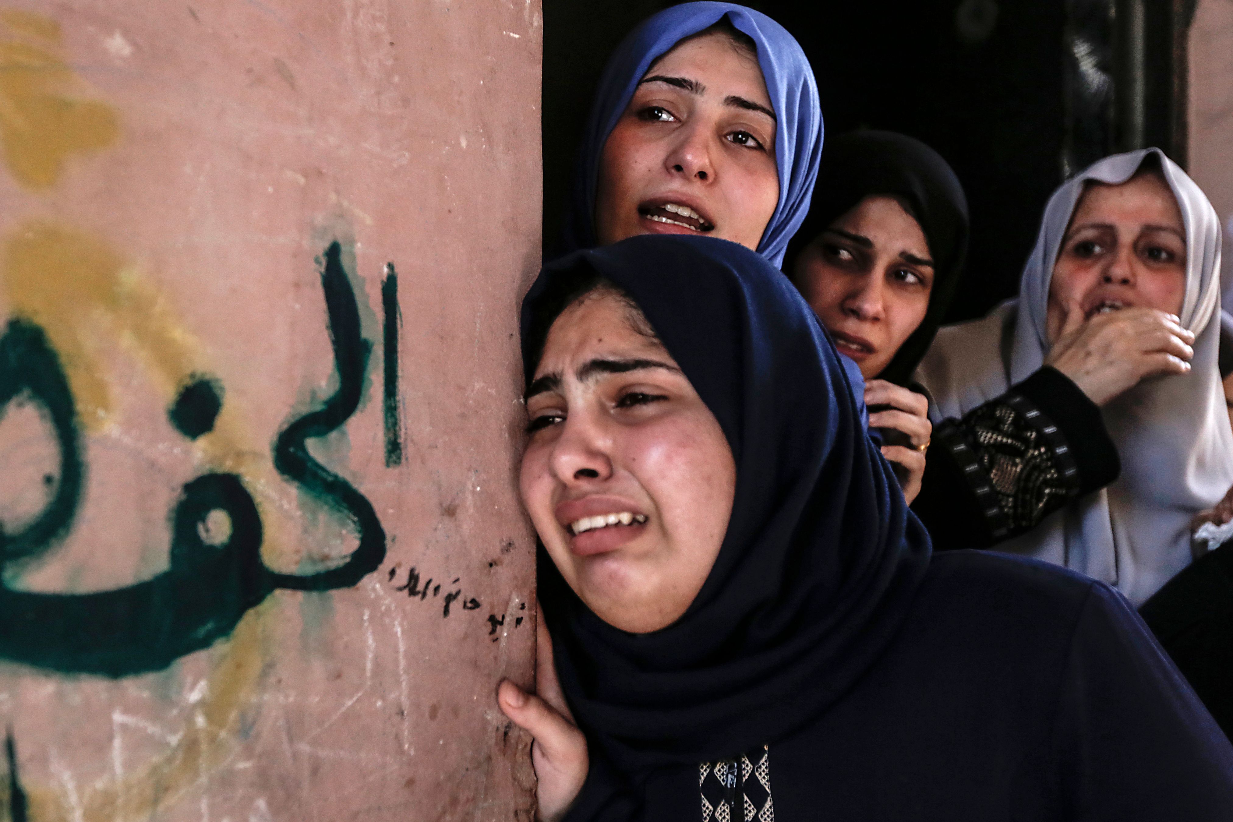 بكاء أسرة شهيد فلسطينى فى قطاع غزة