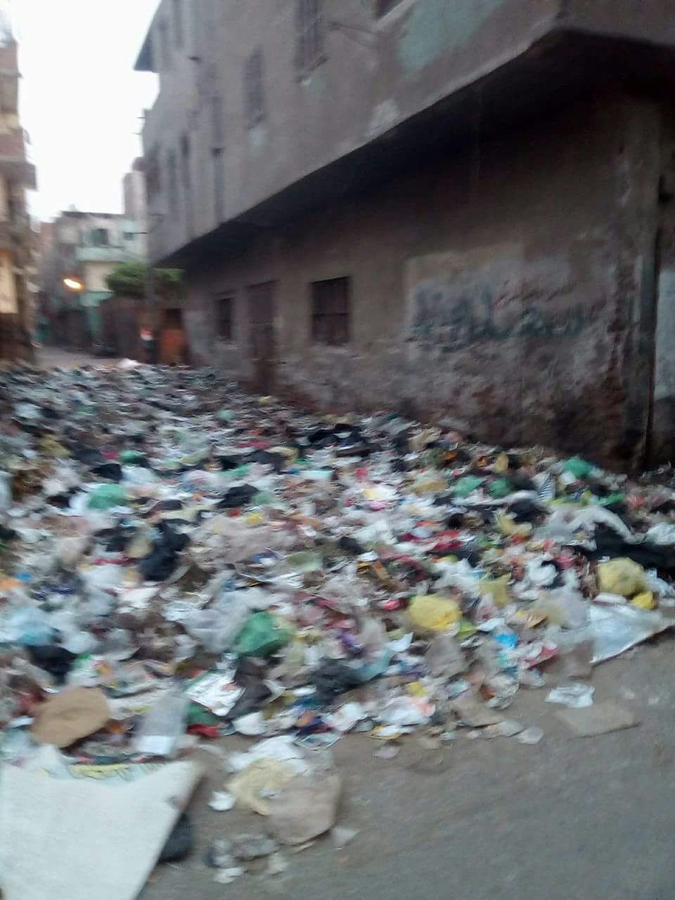 القمامة بجوار الوحدة الصحية بمنطقة الورش (5)