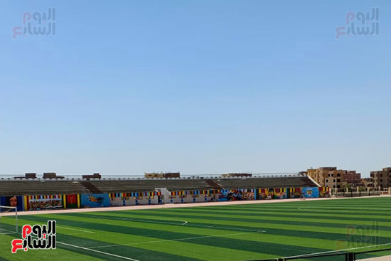 جهاز مدينة طيبة بالأقصر يقيم جدارية لدعم المنتخب المصرى بطول 112 مترا