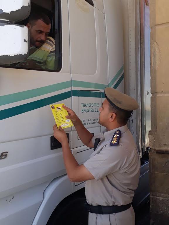 انتشار رجال المرور بالطرق الرابطة بين المحافظات انتشار رجال المرور بالطرق الرابطة بين المحافظات