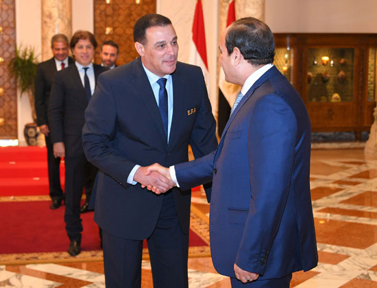 صور السيسى ومنتخب مصر (3)