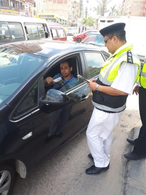 توزيع مطويات على السائقين توزيع مطويات على السائقين