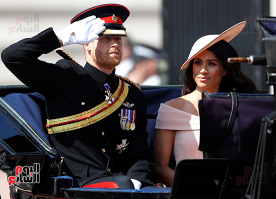 الأمير هارى يؤدى التحية الملكية للملكة إليزابيث