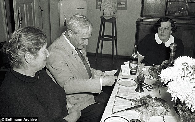 بوريس باسترناك يقرأ برقية فوزه بجائزة نوبل مع زوجته زينيدا على إلى اليسار