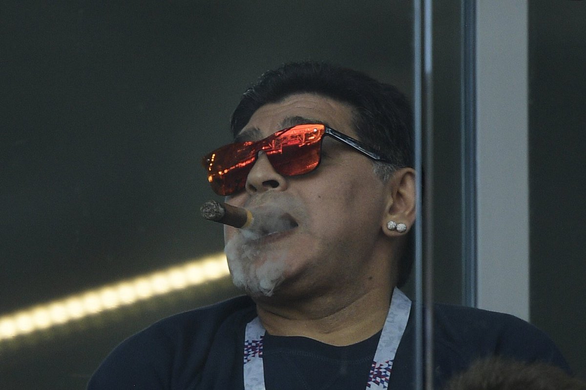 مارادونا يدخن السيجار خلال مباراة الأرجنتين وأيسلندا فى إفتتاح دور المجموعات