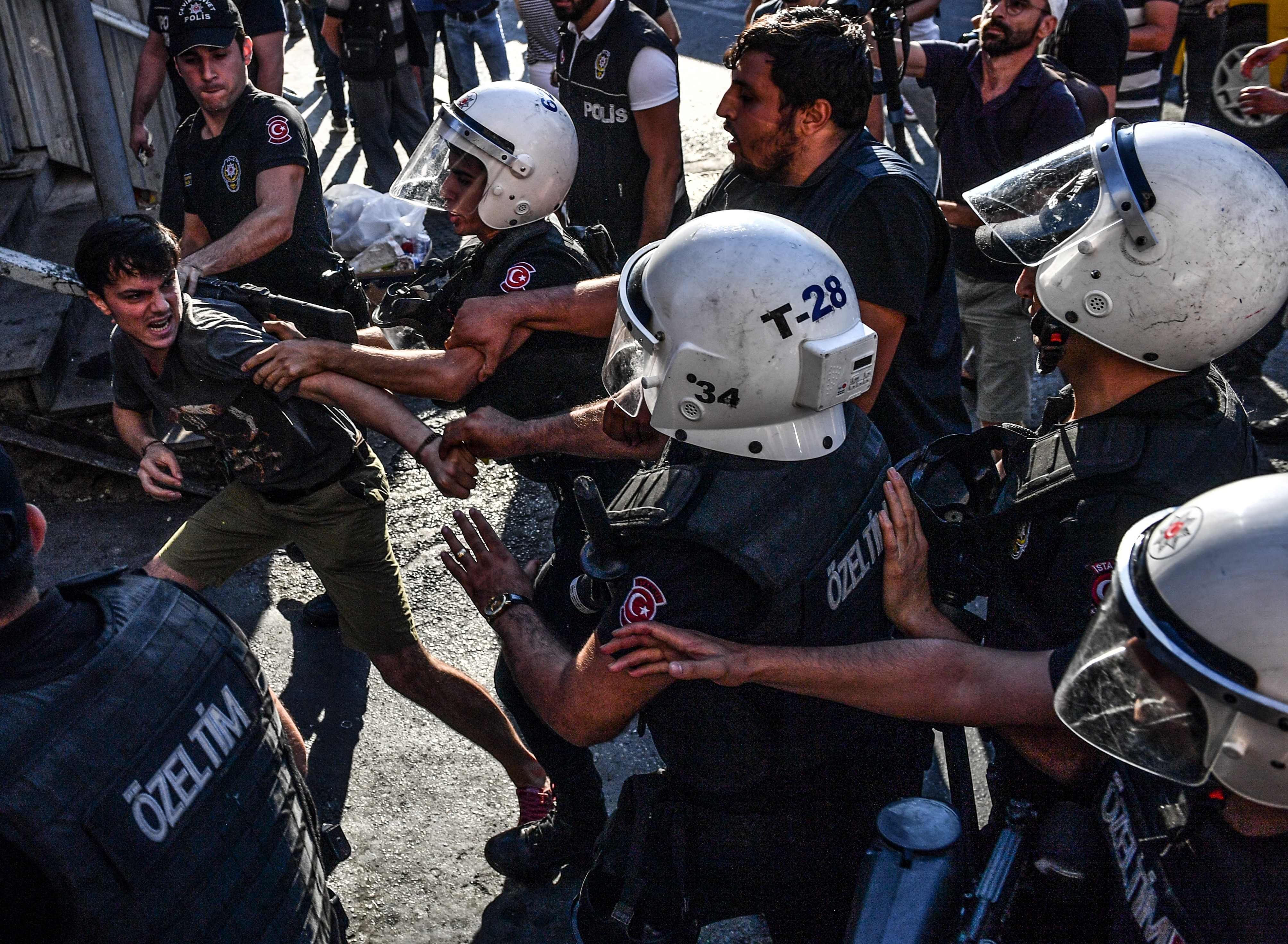 الشرطة التركية تعتدى على المتظاهرين