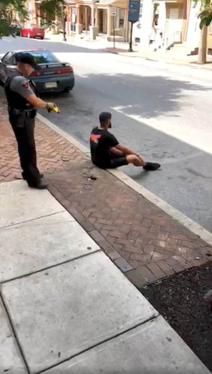 شرطى أمريكى يصعق رجل أسود