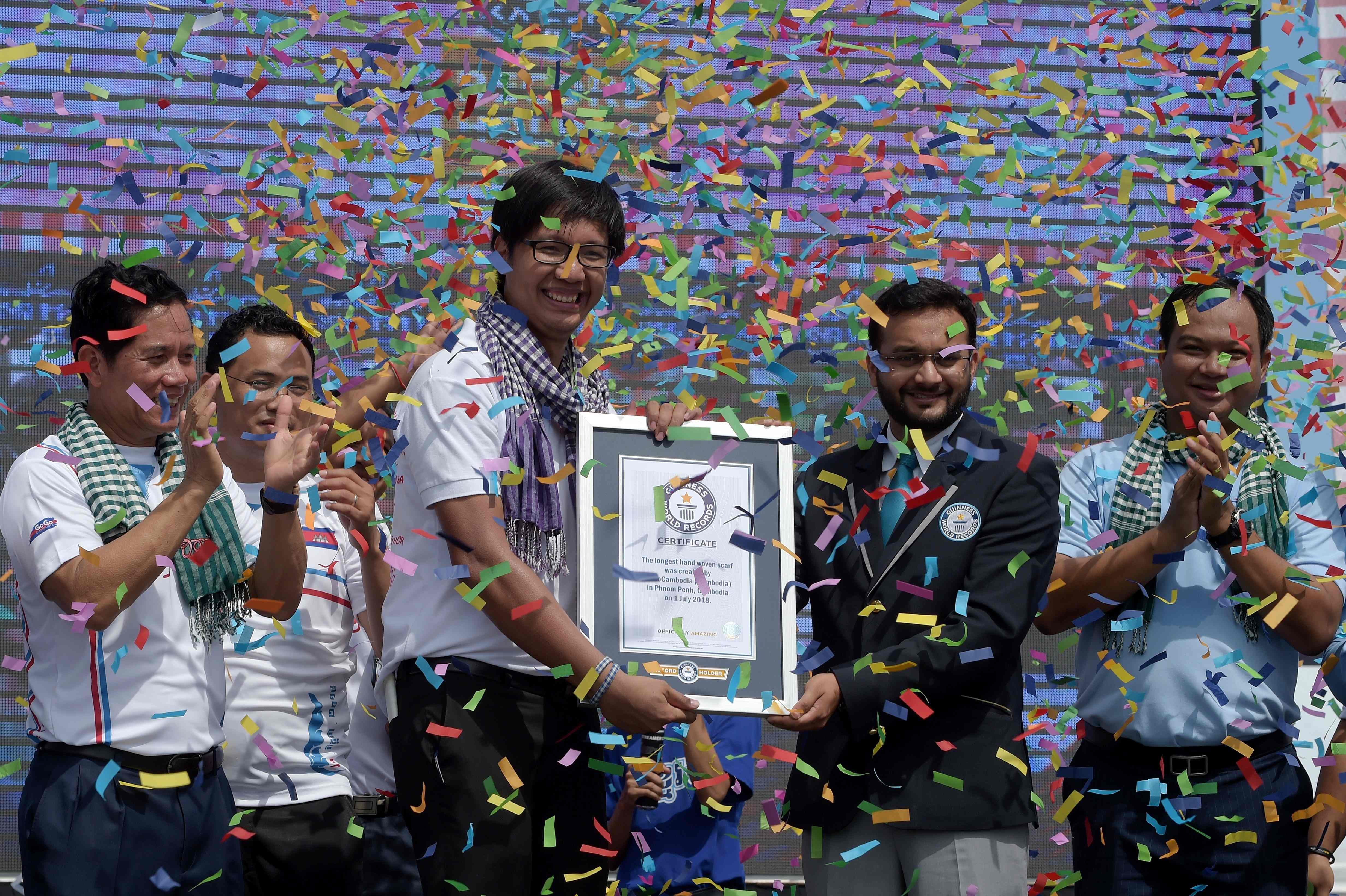 كمبوديا تفوز بشهادة جينيس لأطول وشاح فى العالم