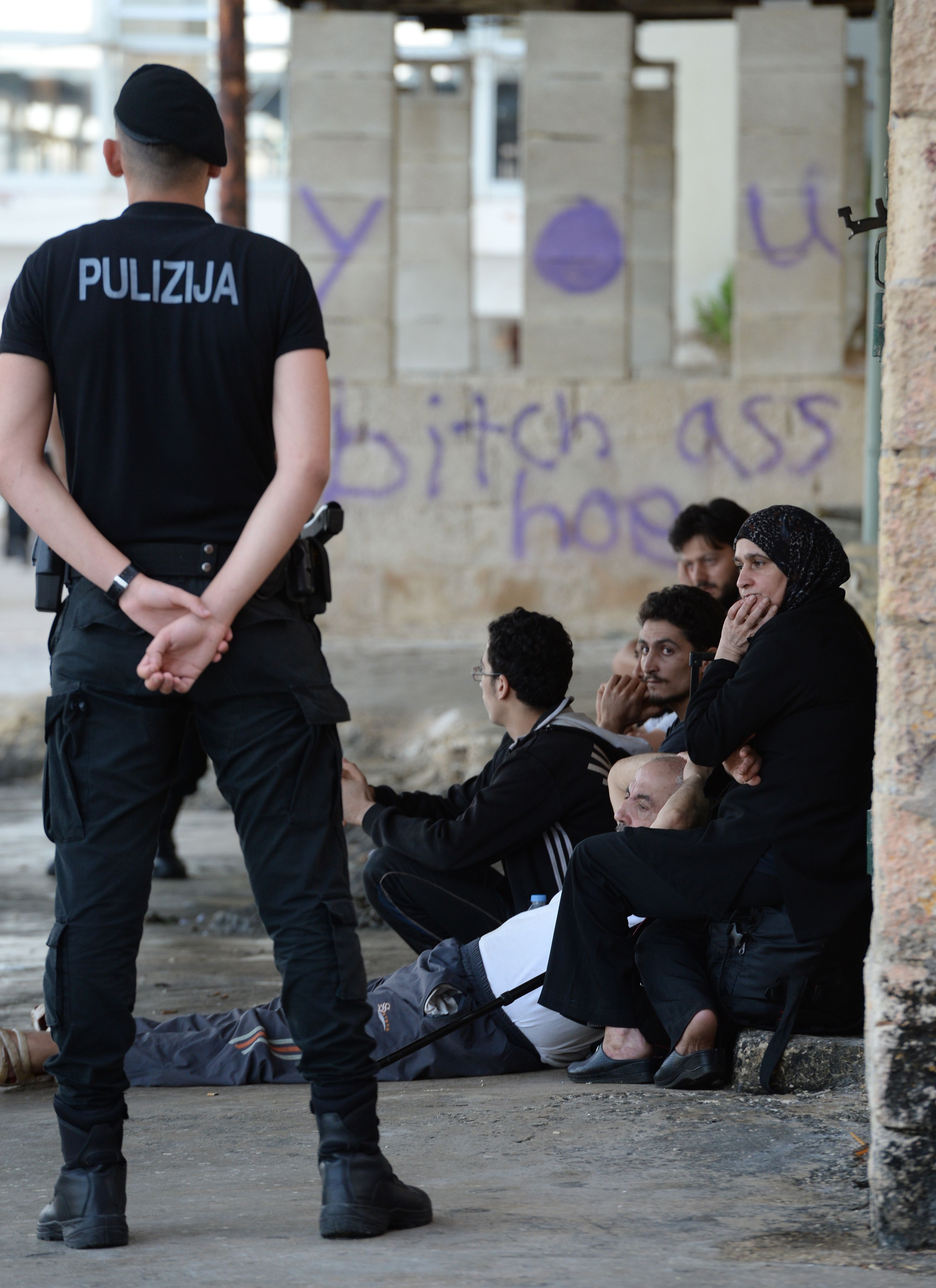شرطة مالطا تحتجز المهاجرين 