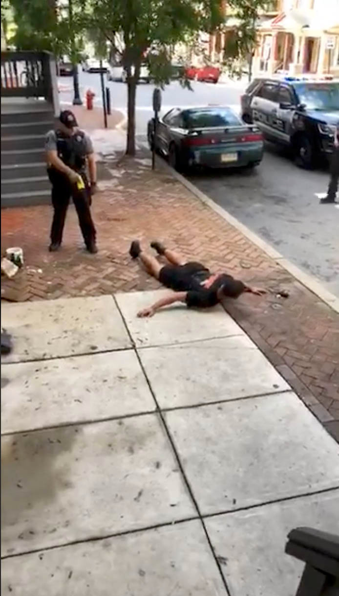 أحد عناصر الشرطة الأمريكية يصعق رجلا أسود