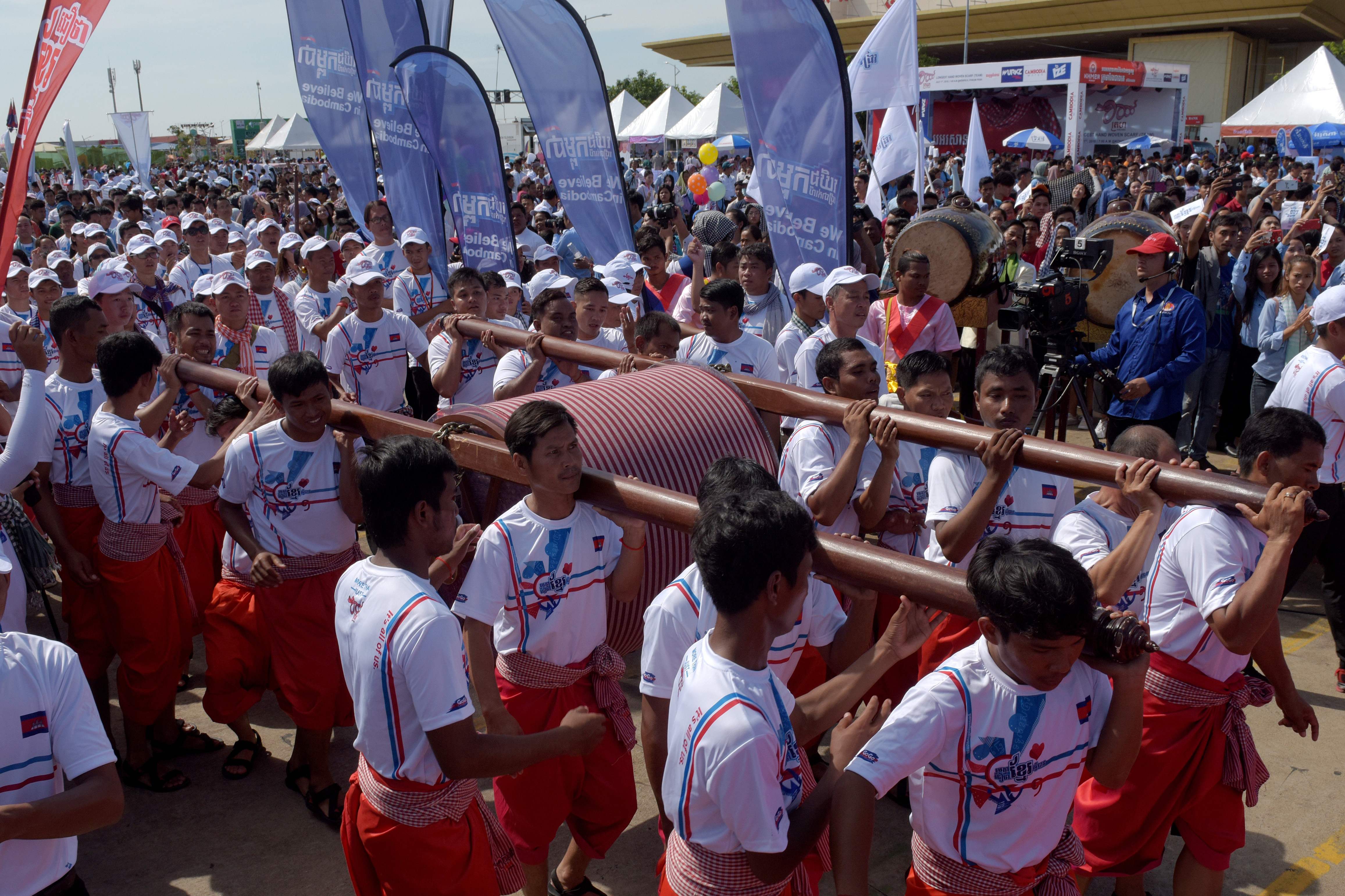 عشرات النساجين يحملون أطول وشاح فى العالم بكمبوديا