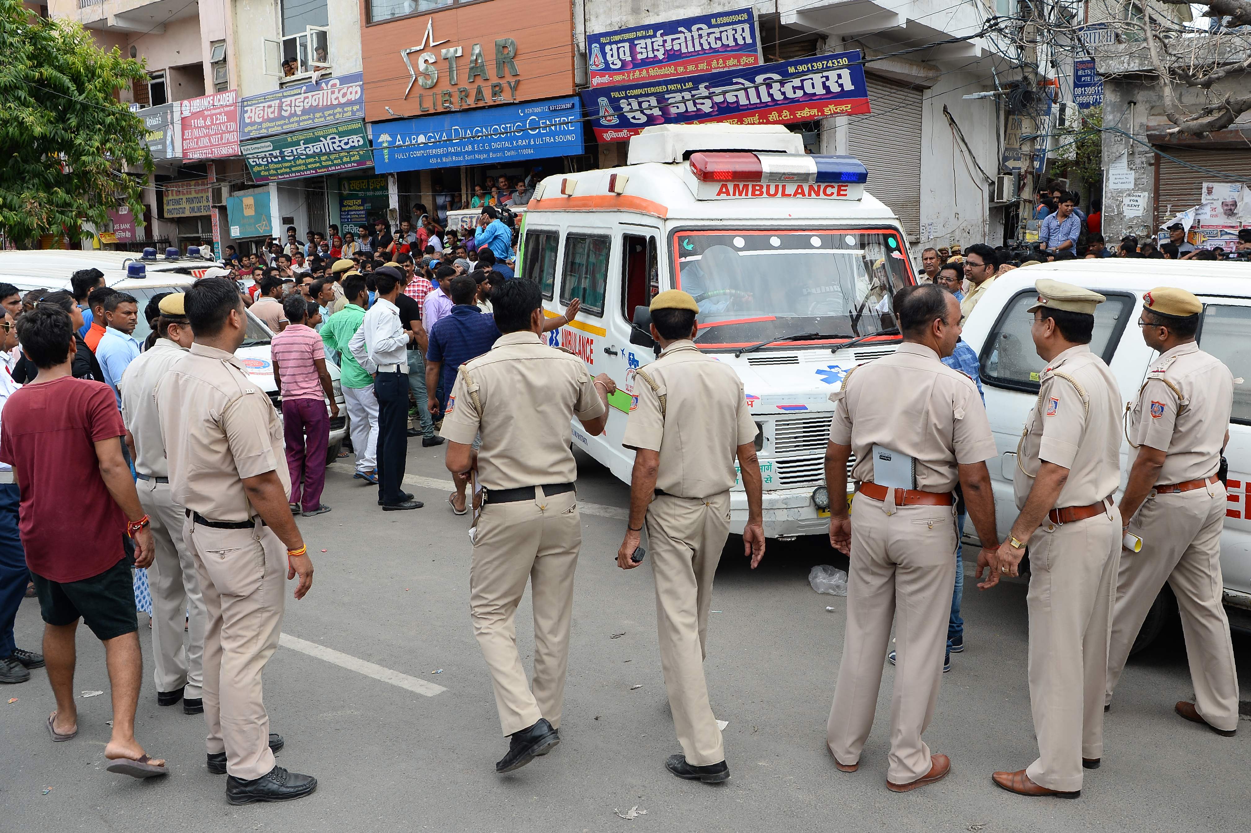 سيارات إسعاف فى موقع جريمة قتل بالهند