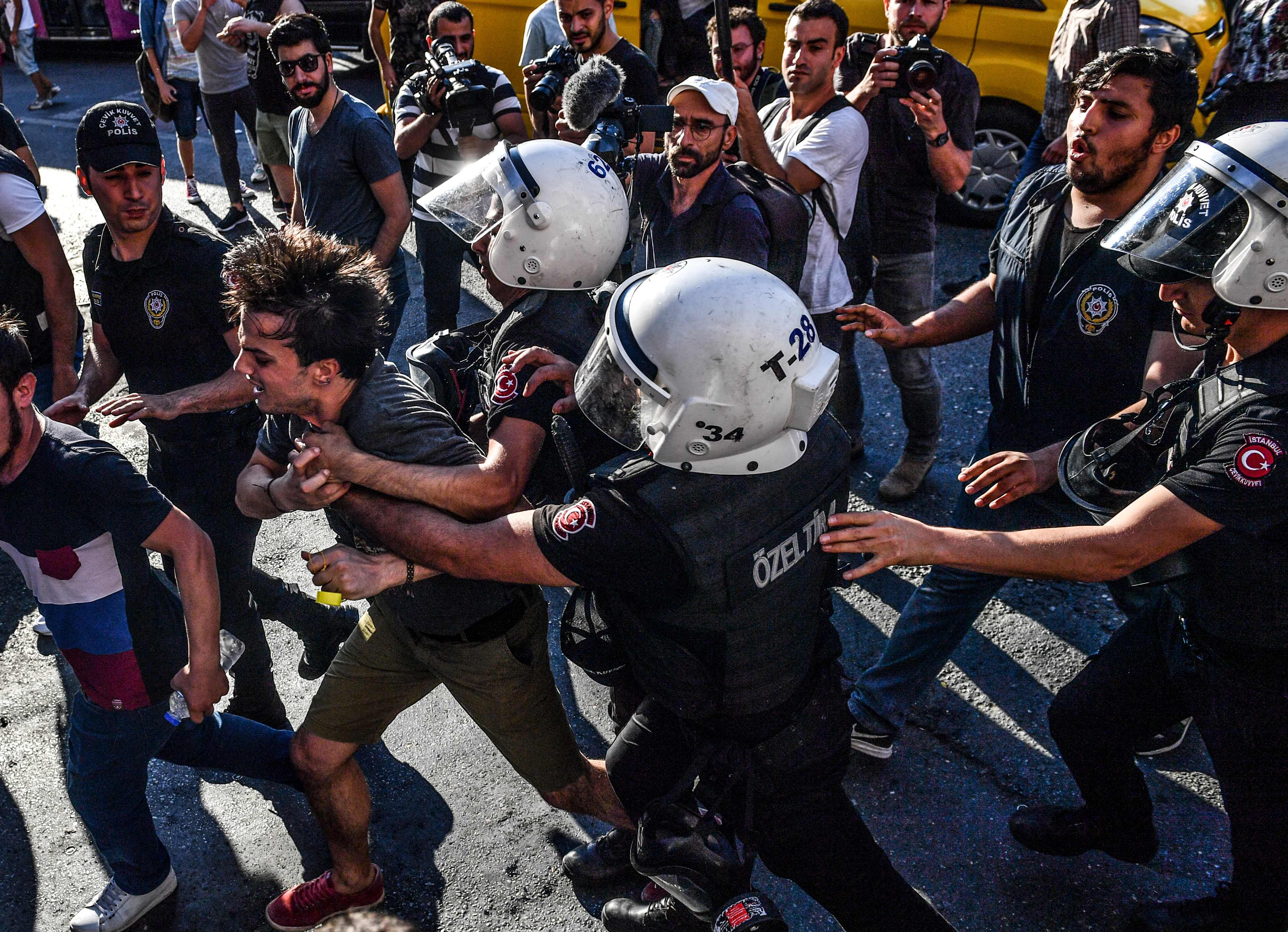 اعتداء الشرطة على أحد المتظاهرين