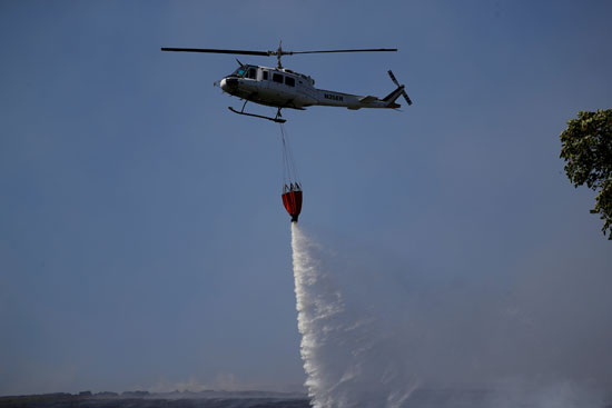 طائرة هليكوبتر تشارك فى إطفاء حريق هائل ببريطانيا