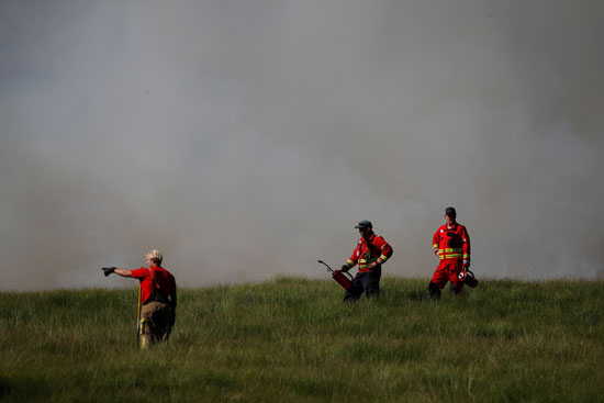 رجا إطفاء يحاولون السيطرة على حريق فى بريطانيا