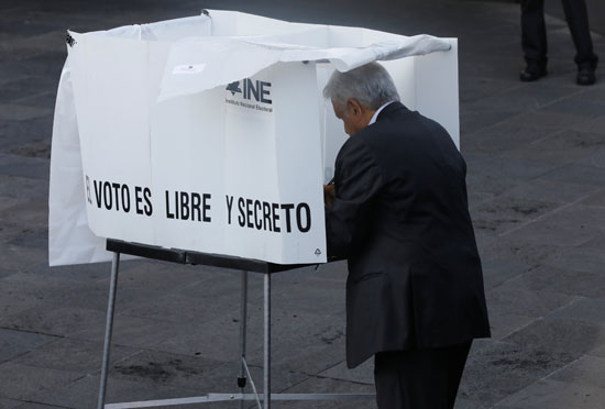 المرشح لرئاسة المكسيك مانويل لوبيز يضع ورقة الاقتراع بالصندوق