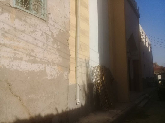  شروخ بجدران المسجد من الخارج