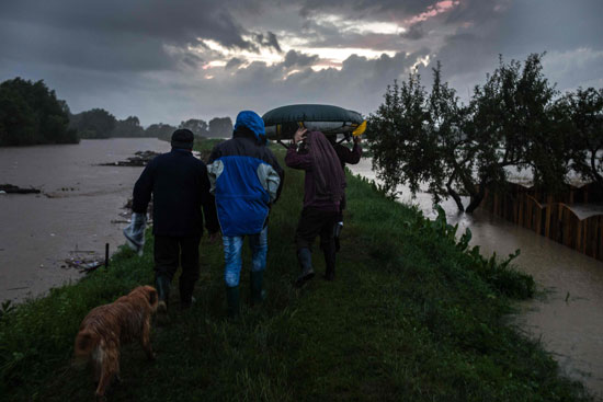 مواطنو رومانيا خلال الفيضان 