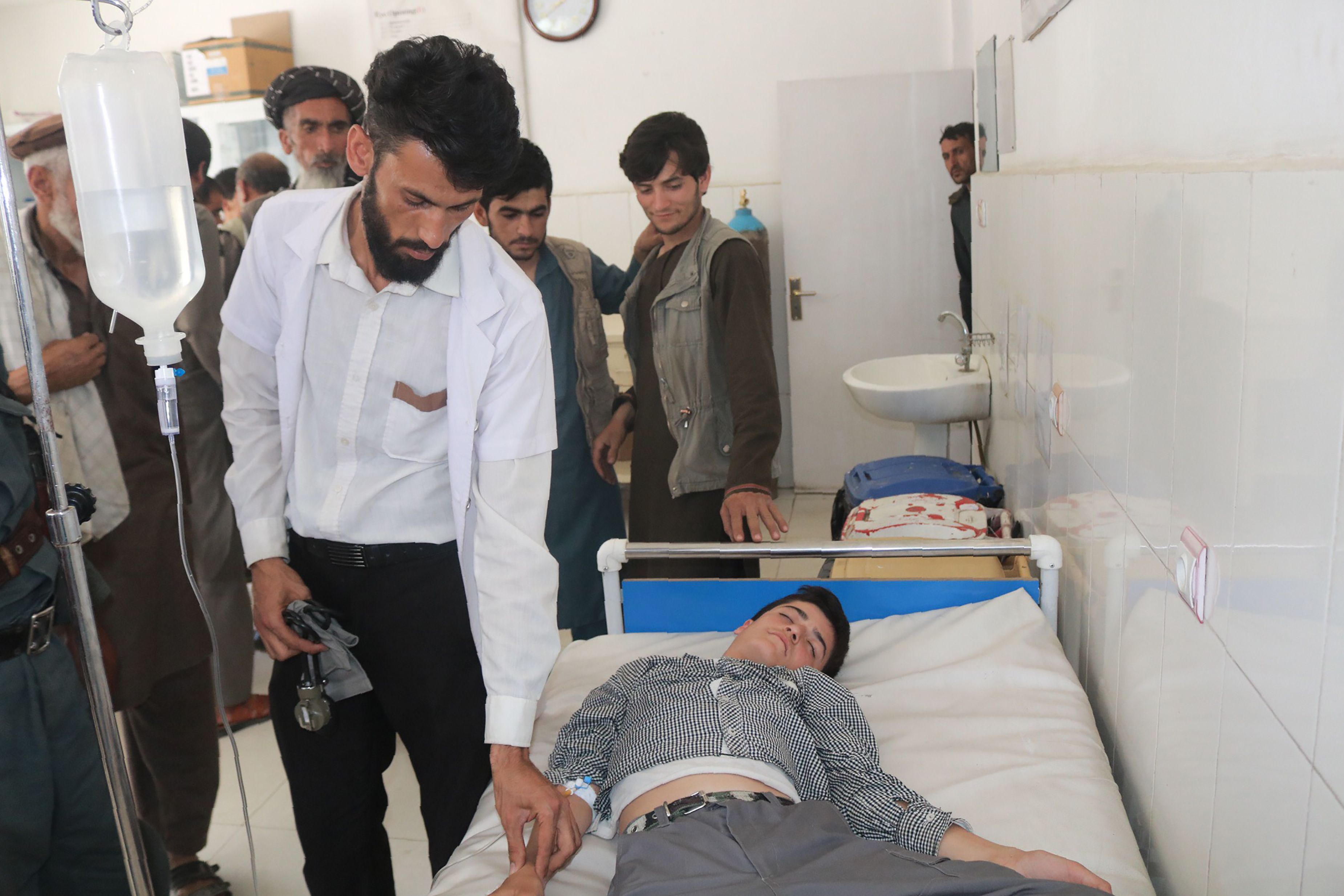 أطباء أفغانستان يعالجون المرضى 