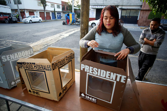 المرشح الرئاسى مانويل لوبيز يدلى بصوته فى انتخابات المكسيك