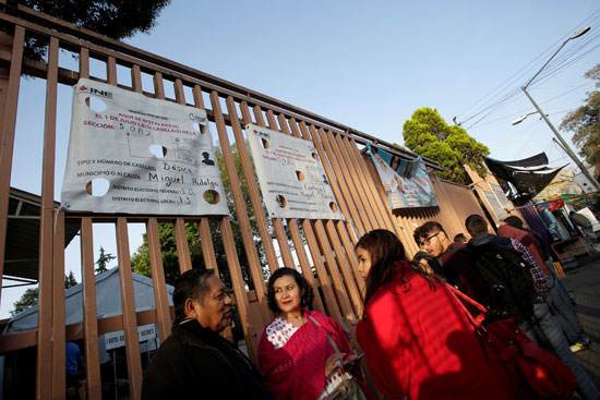 لافتات إرشادية على أبواب لجان الانتخابات فى المكسيك