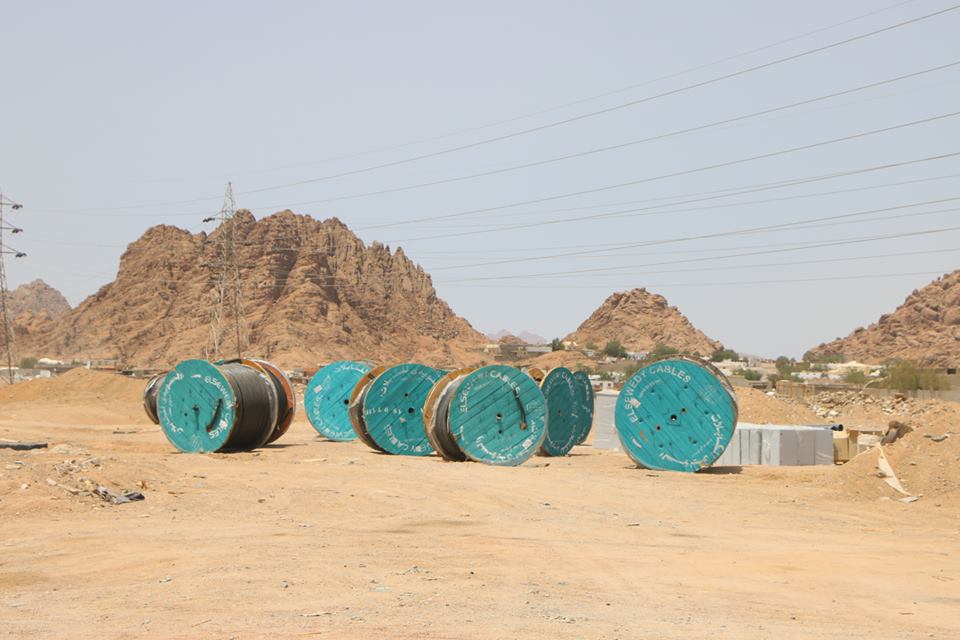 2 محافظ جنوب سيناء ورئيس جهاز تعمير سيناء اثناء تفقد 600 قطعة برويسات