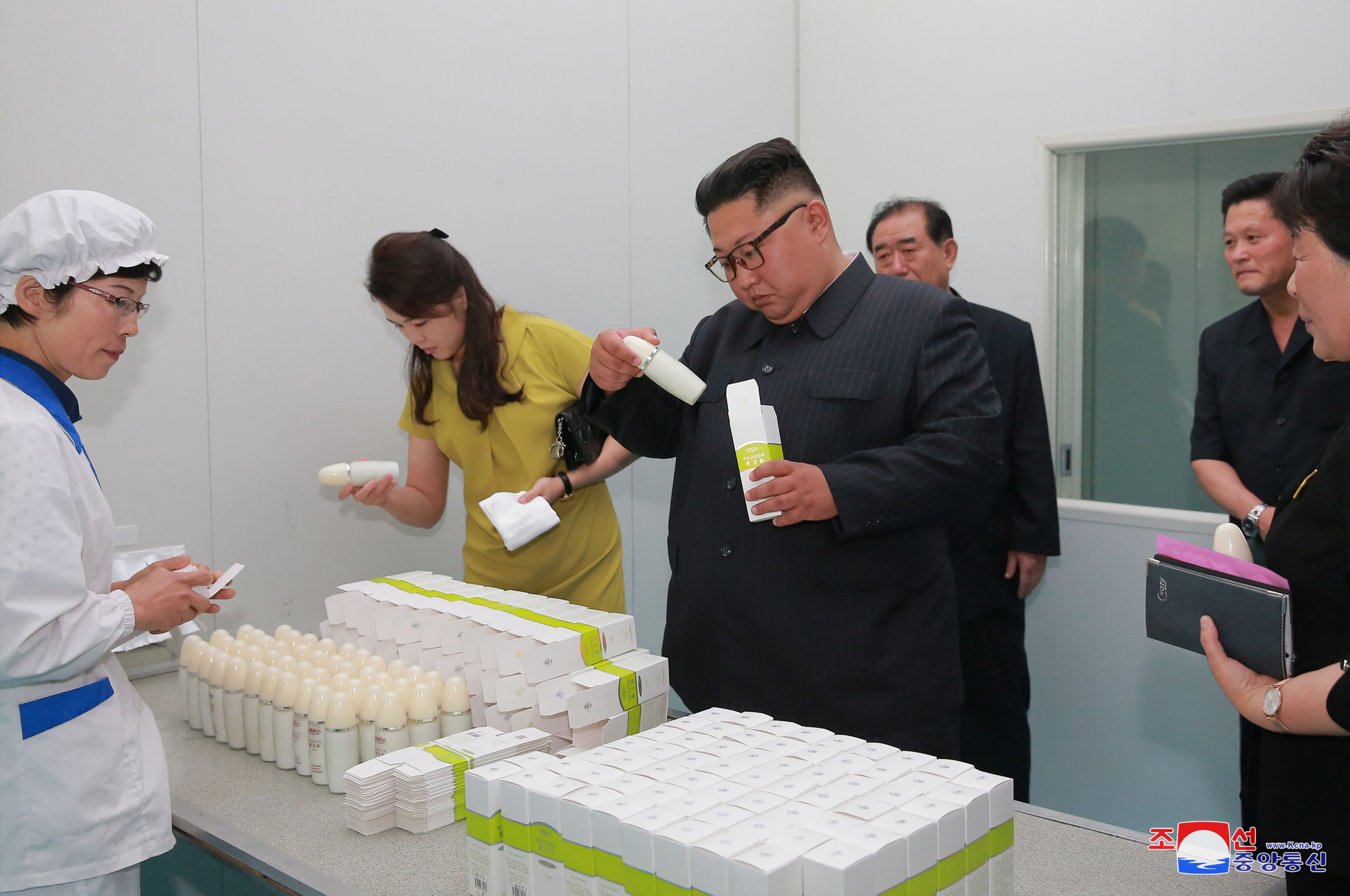 زعيم كوريا الشمالية وزوجته يتفقدان المنتجات