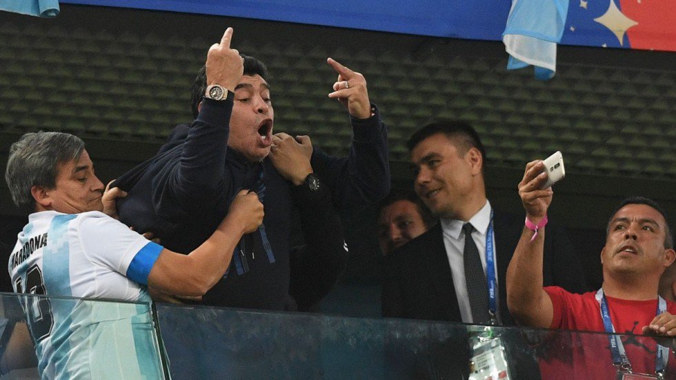 مارادونا خلال إشارته بالحركة البذيئة للاعبى الأرجنتين