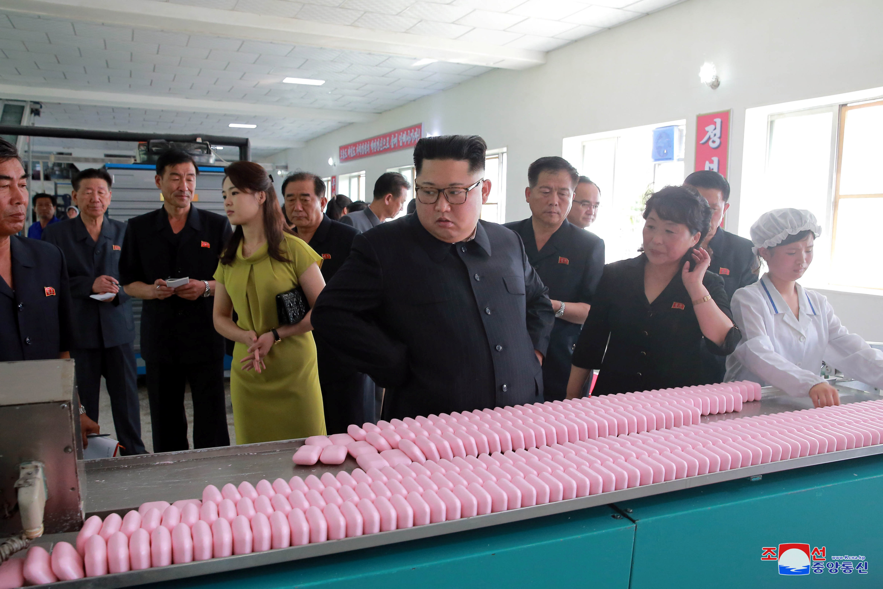 زعيم كوريا الشمالية يتباع خط انتاج الصابون