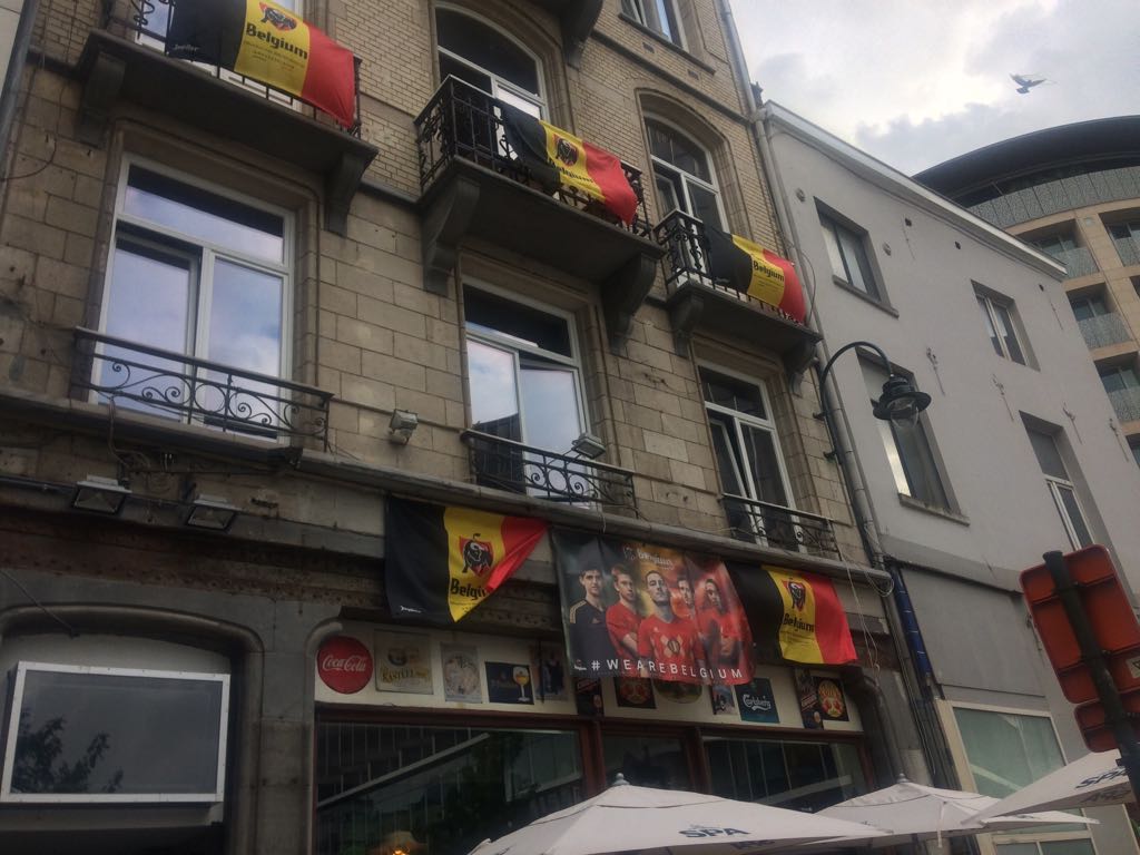 الأعلام البلجيكية ترفرف على وجهات المنازل فى بروكسل إستعدادا للقاء الديوك (15)