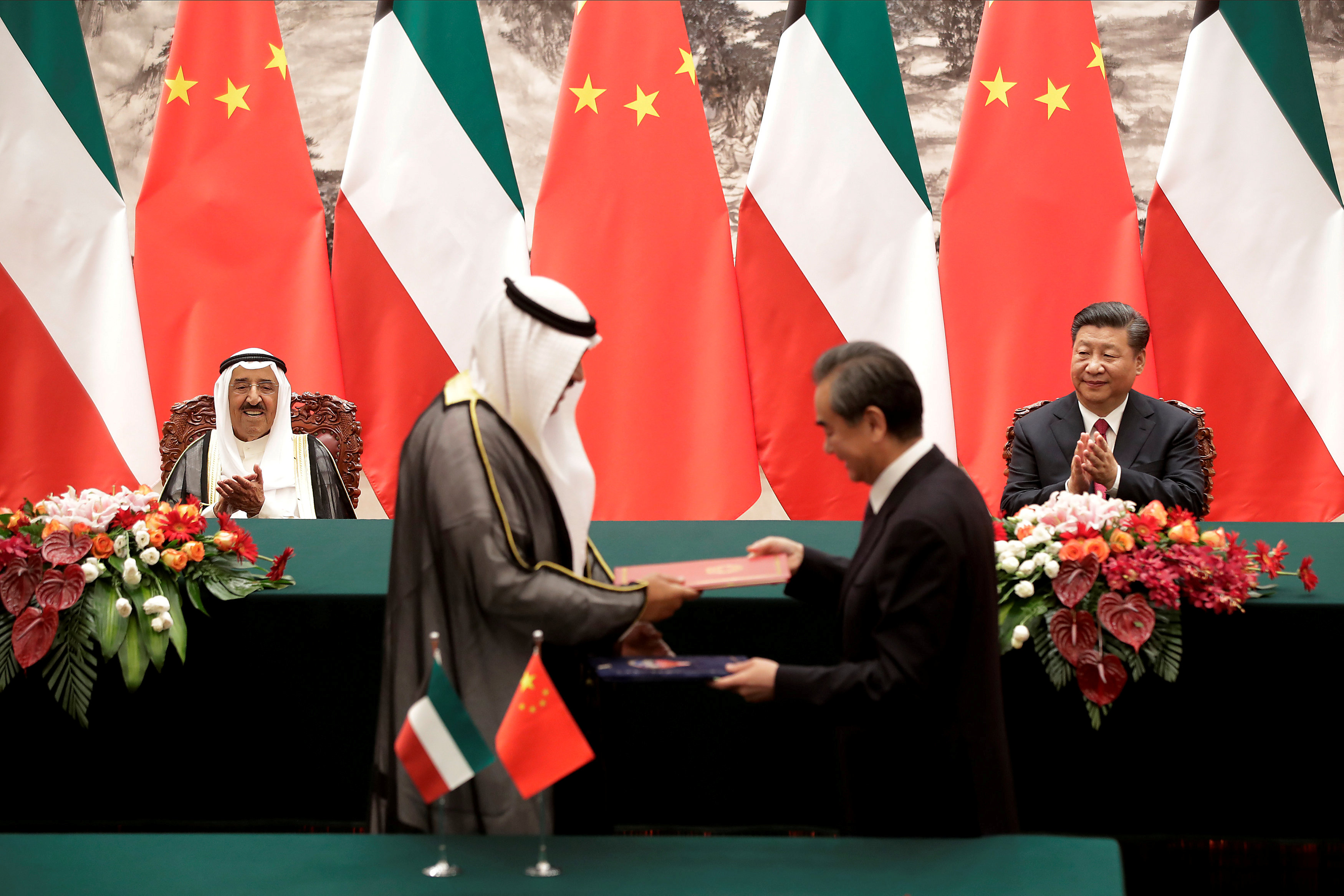 	أمير الكويت والرئيس الصينى يتابعان توقيع الاتفاقات الثنائية بين مسئولى البلدين