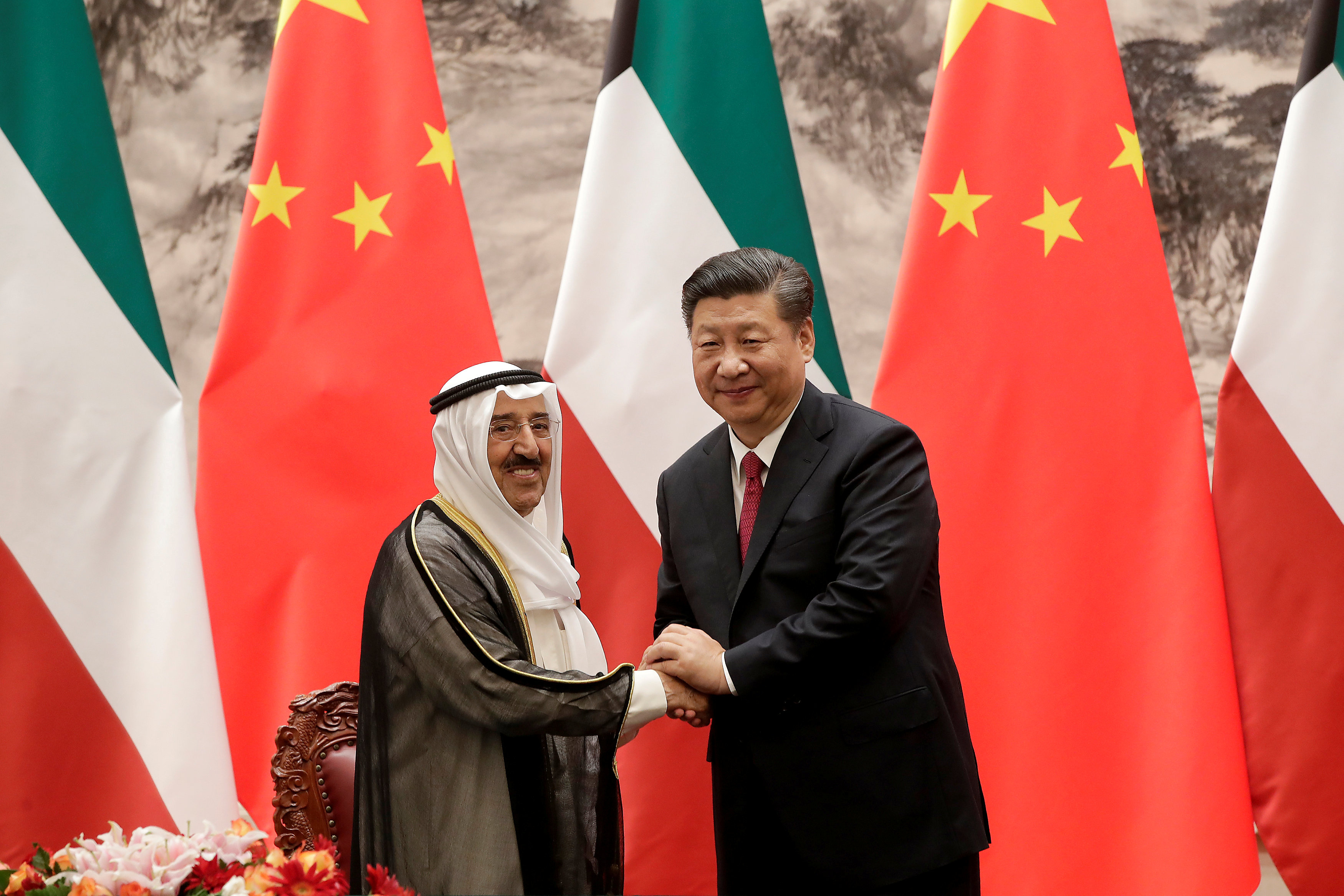 	مصافحة بين أمير الكويت والرئيس الصينى
