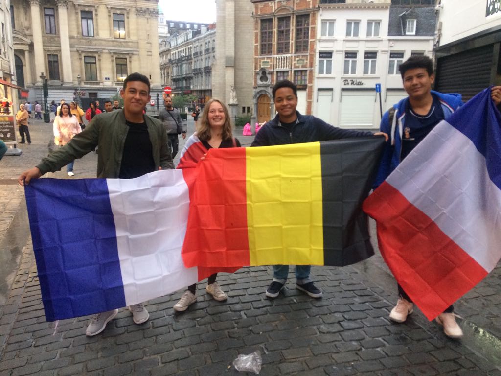  الحزن يخيم على جماهير بلجيكا بعد الخسارة من فرنسا (14)