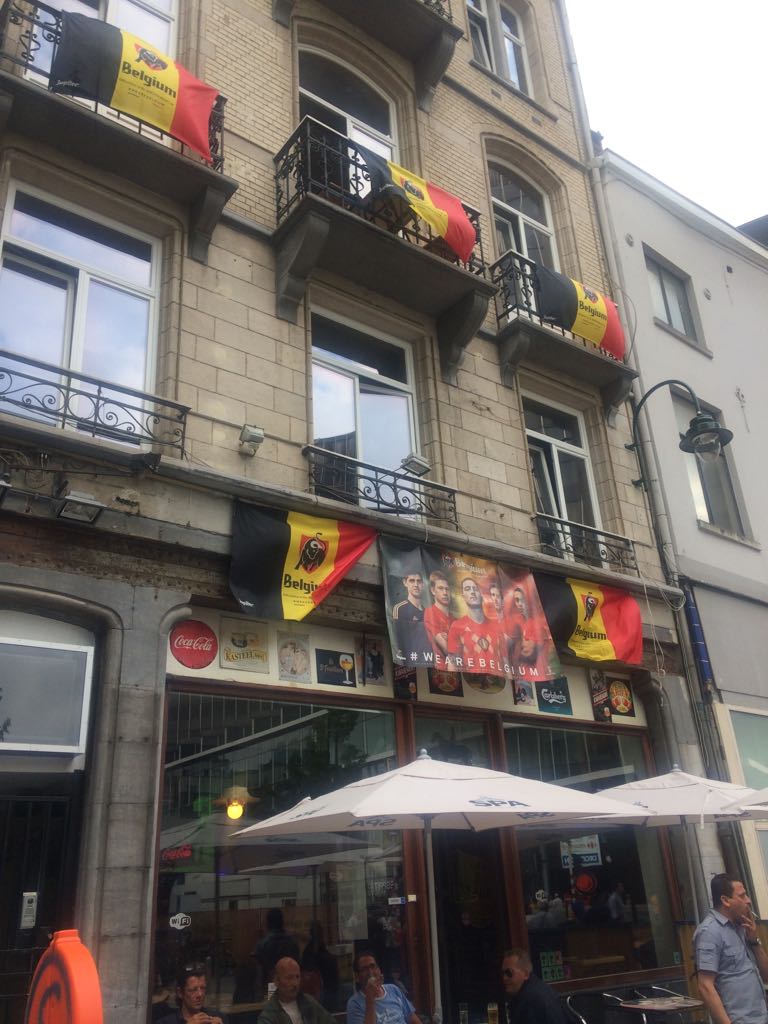 الأعلام البلجيكية ترفرف على وجهات المنازل فى بروكسل إستعدادا للقاء الديوك (11)