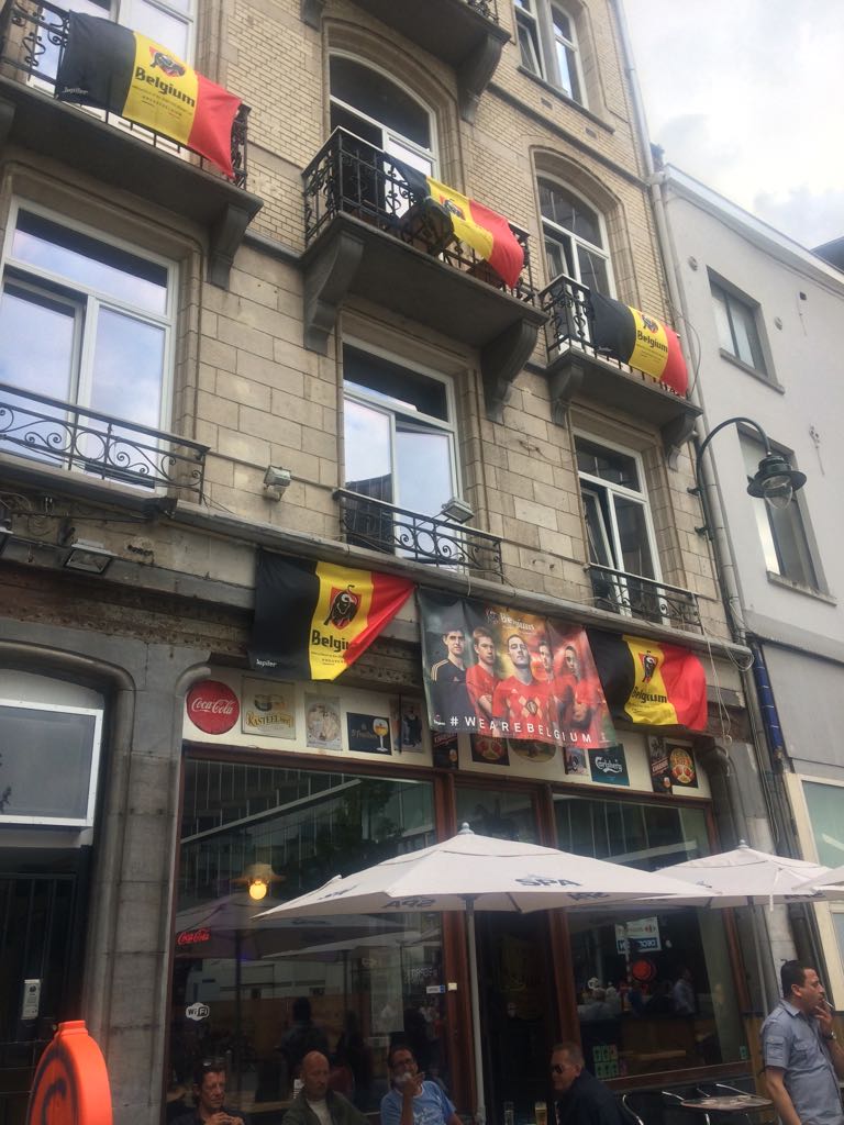 الأعلام البلجيكية ترفرف على وجهات المنازل فى بروكسل إستعدادا للقاء الديوك (14)