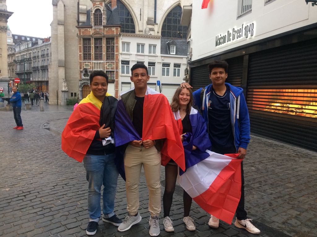  الحزن يخيم على جماهير بلجيكا بعد الخسارة من فرنسا (19)