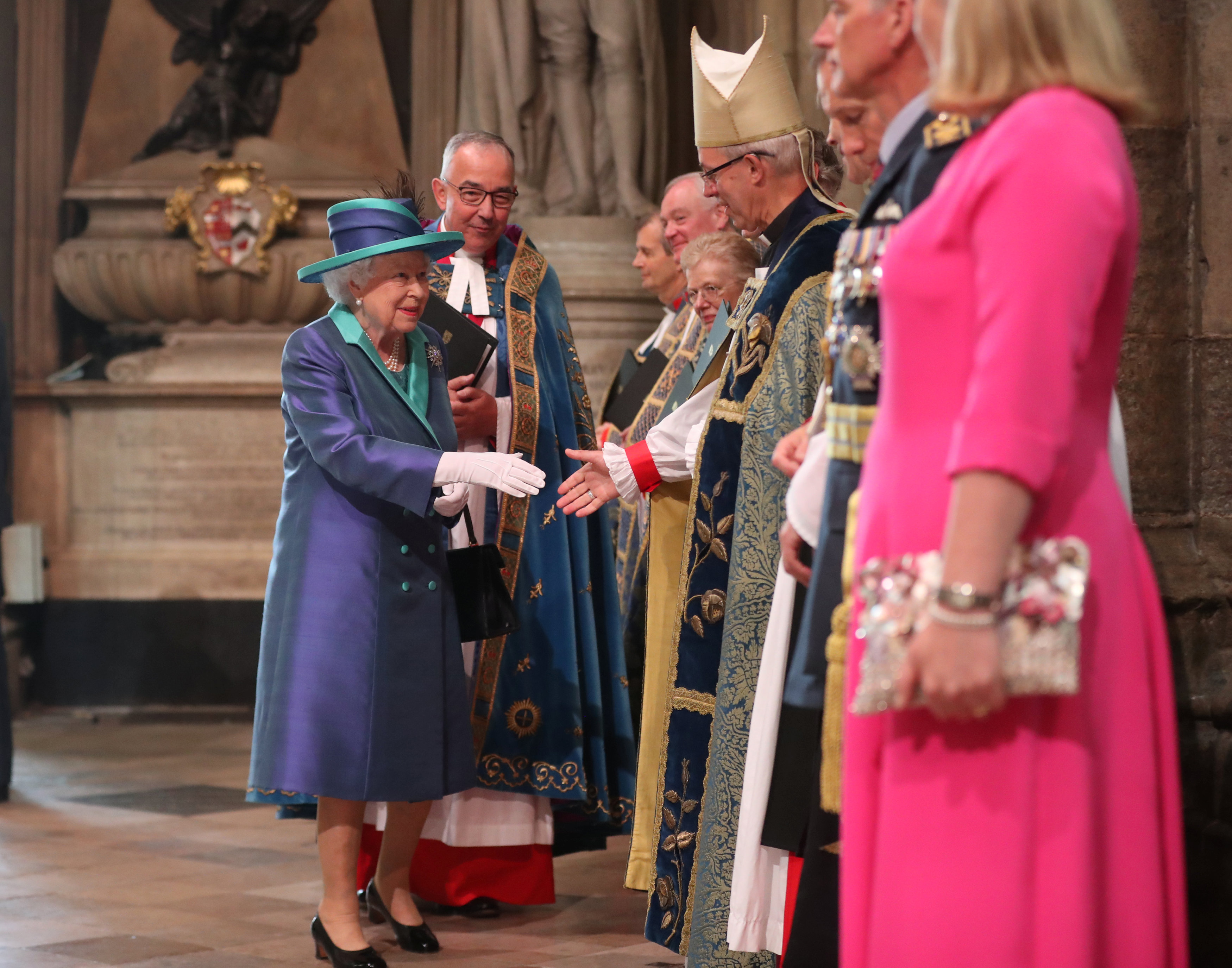 	الملكة إليزابيث أثناء دخولها الكنيسة للمشاركة فى الاحتفال