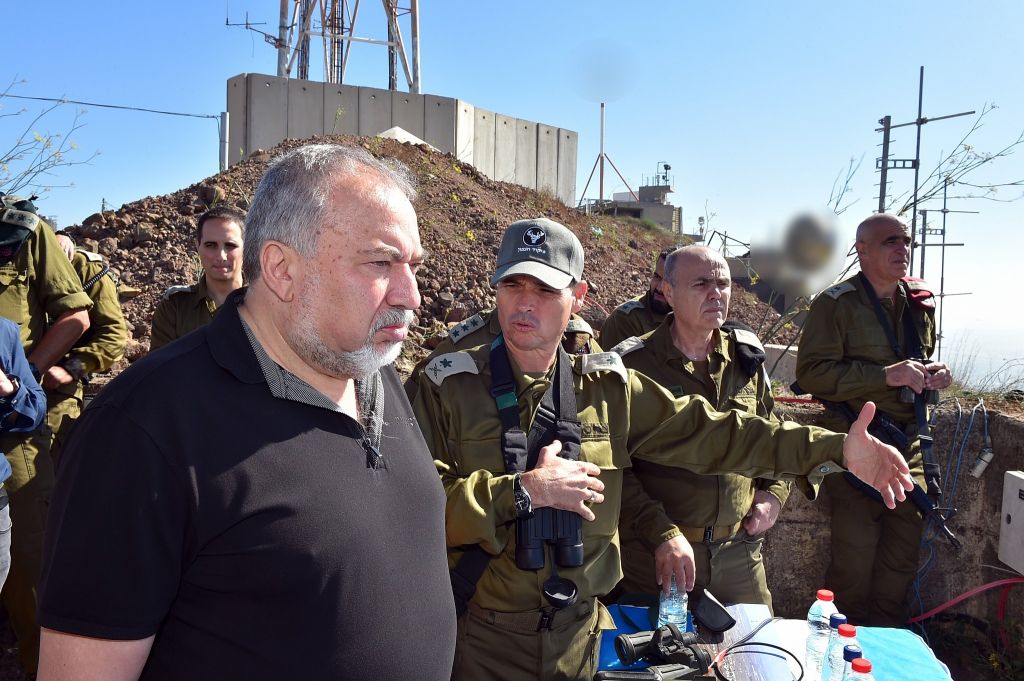 ليبرمان يتحدث مع قائدة القيادة الشمالية في الجيش الإسرائيلي