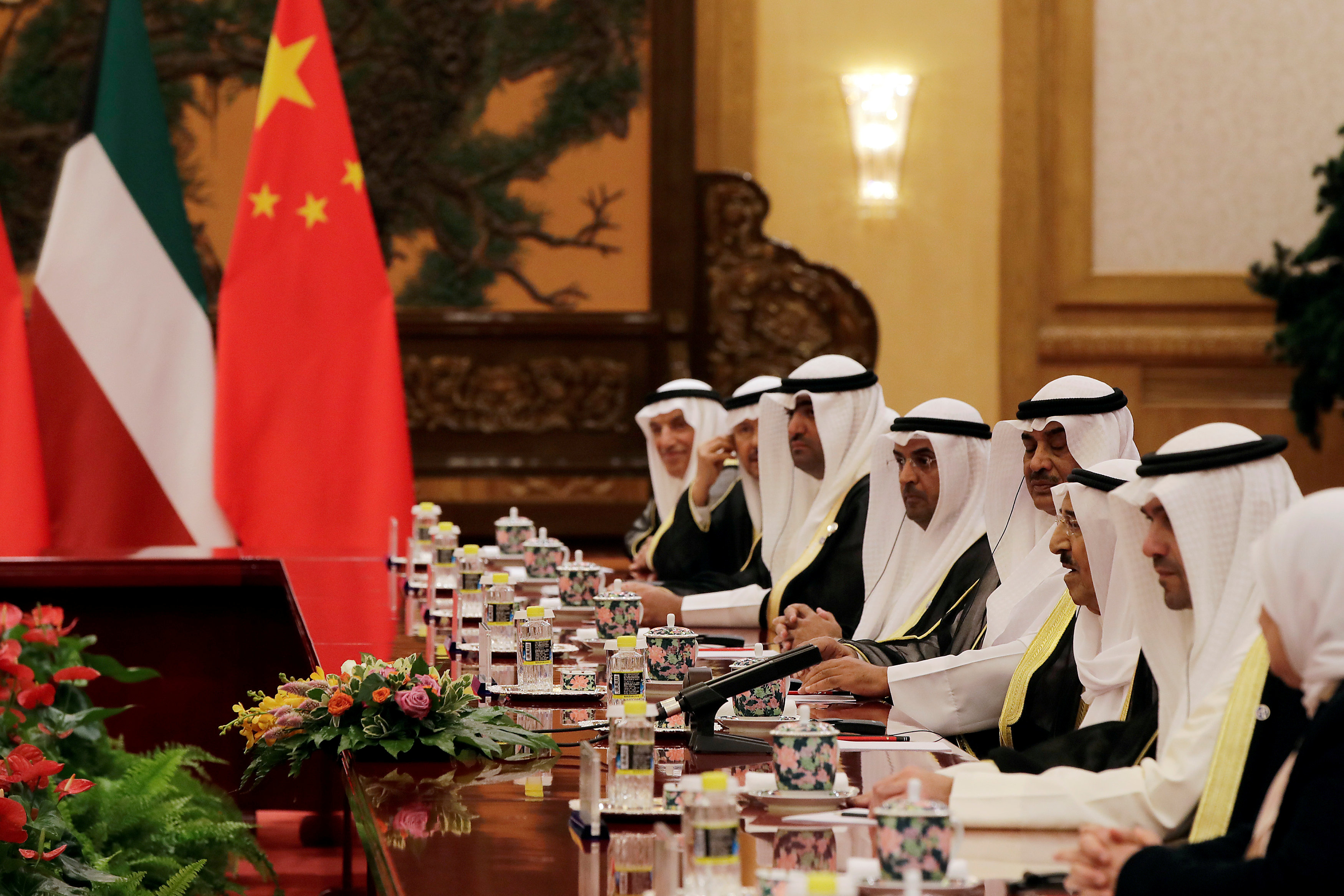 	أمير الكويت يتوسط الوفد المرافق له خلال المباحثات مع الجانب الصينى