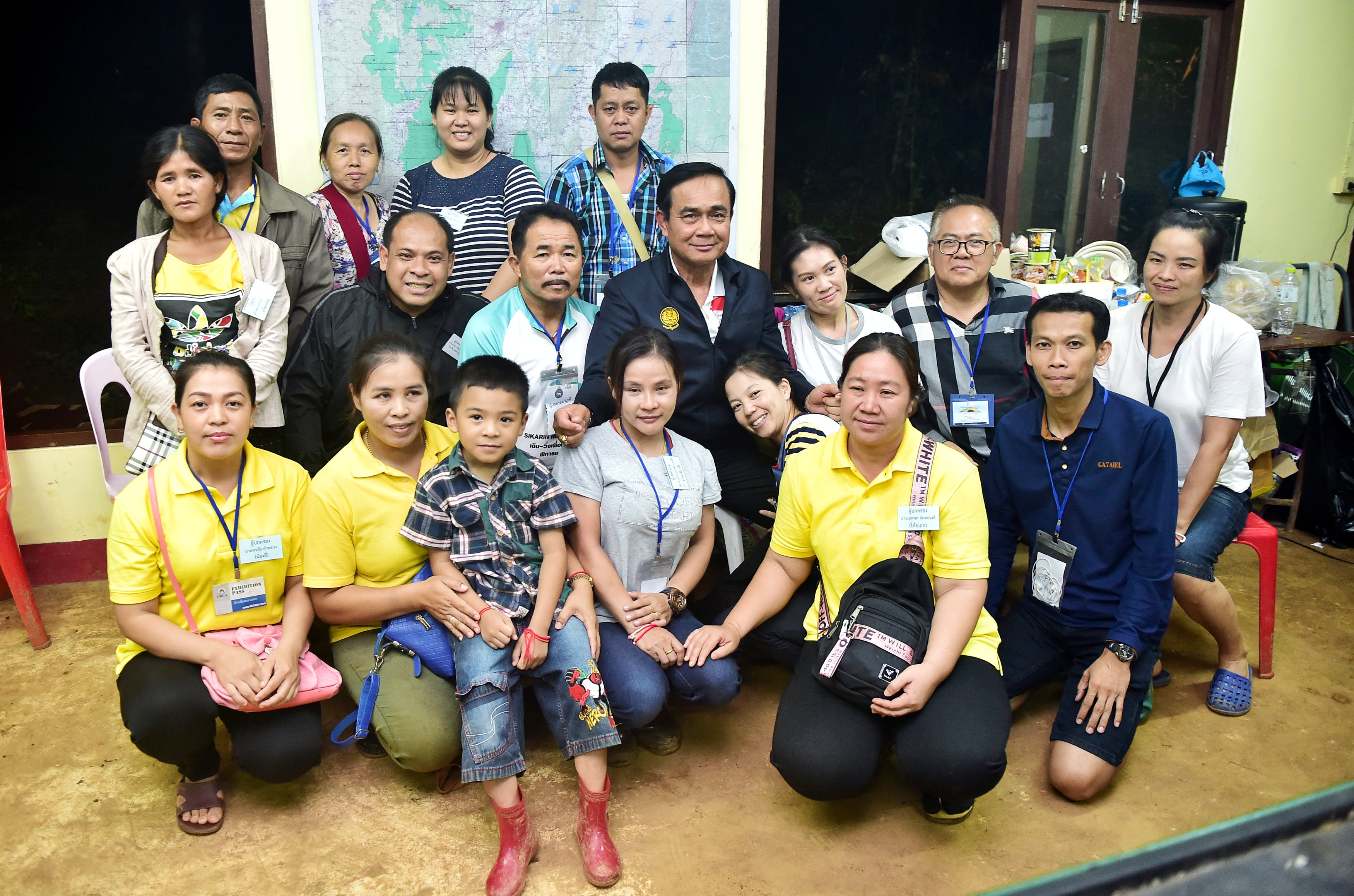 	رئيس وزراء تايلاند يظهر بصحبة أهالى الأطفال المفقودين