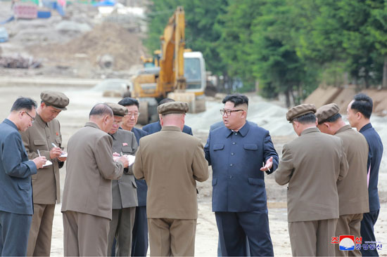 جانب من تفقد زعيم كوريا الشمالية 