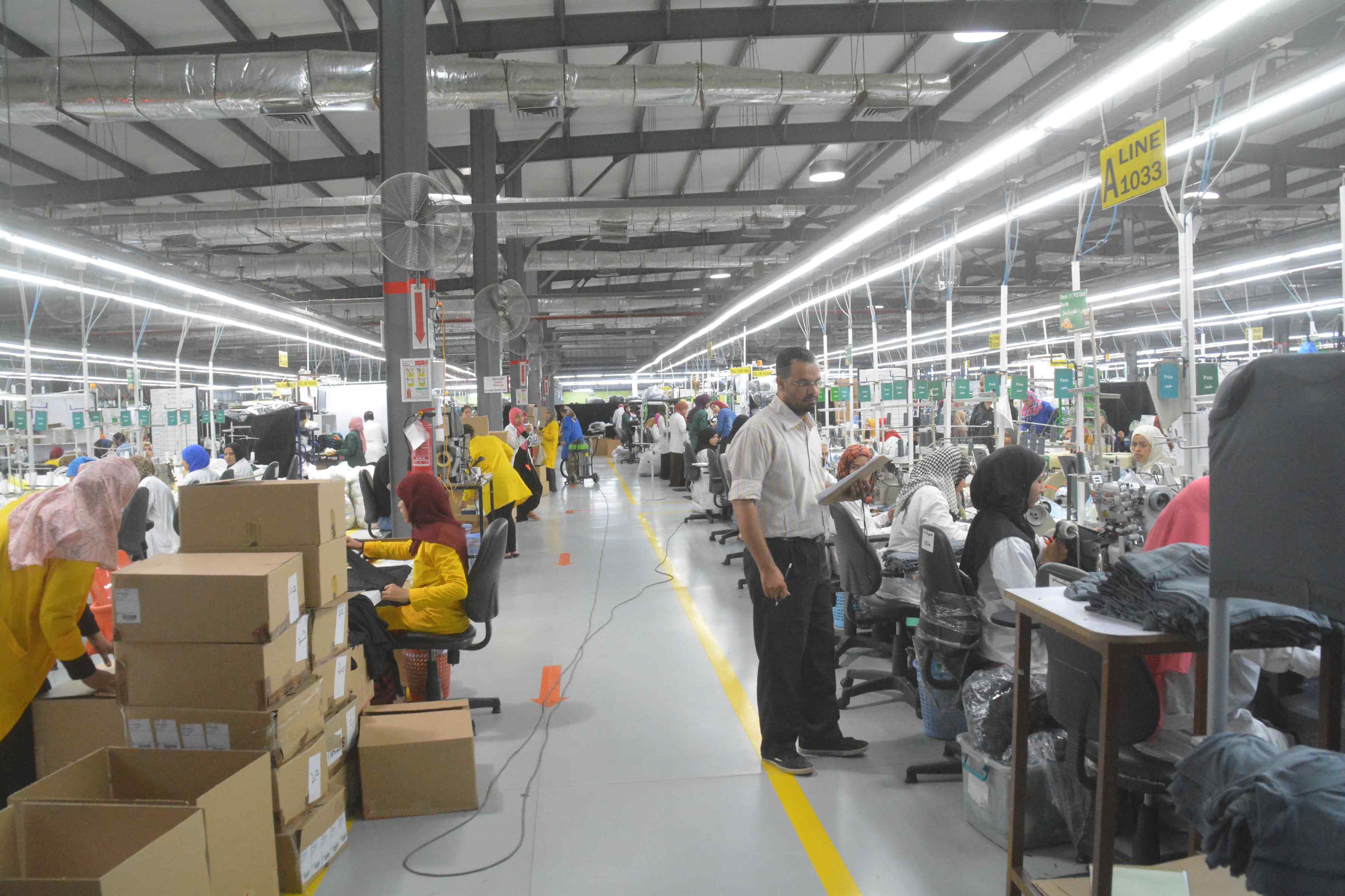 محافظ المنيا يتفقد مصنع دلتا ديكستايل للملابس (2)